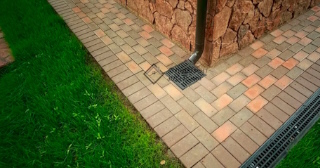 Отмостка вокруг дома цена за м2 работа - залить отмостку в Краснотурьинске по выгодной стоимости от 1322 руб/м2